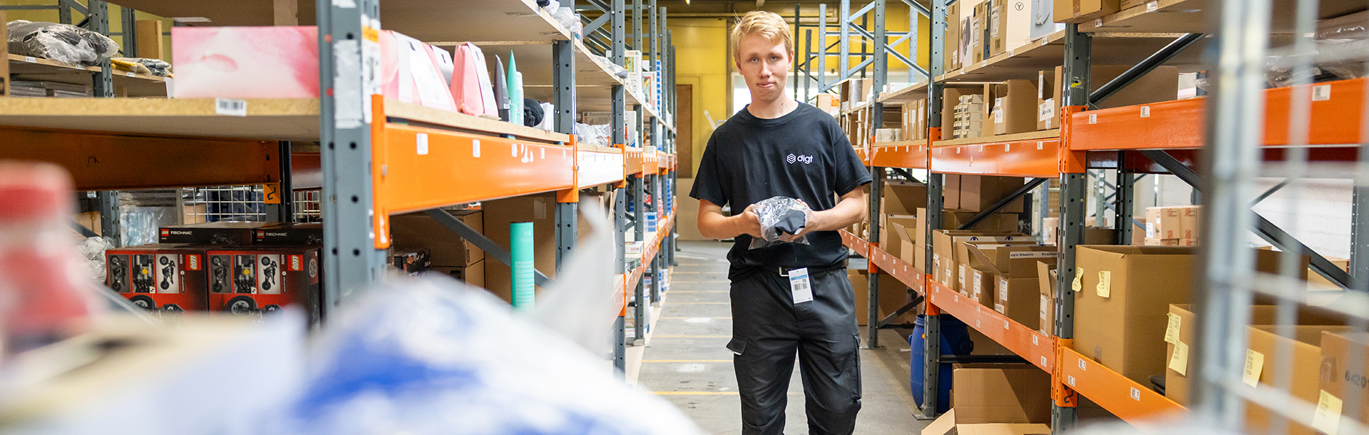 Junger Mann bei der Arbeit in einer Partnerfirma